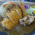 トラックターミナル食堂 - すごいボリューム(ご飯山盛りにトンカツとエビフライと鶏のから揚げ)