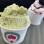 しずの苺園 直売所 - いちごアイスは実の部分と葉の部分を選べる