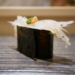 銀座 すし処真 - 白魚
軽いエグみを生姜で効かせ、歯切れの良い海苔が青々しい風味で包む。