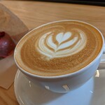 スタンプタウン コーヒー ロースターズ - カフェラテとラズベリーアールグレイドーナツ
