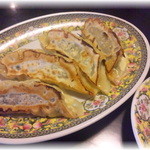 ぼんち - ギョーザ　￥450　 ジャンボさと具だくさんが自慢です