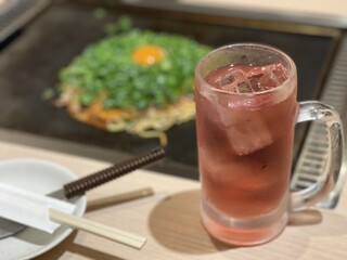 Teppan Shokudou Minahare - 酎ハイの赤玉は、ソース系のお好み焼との相性バッチリです！
