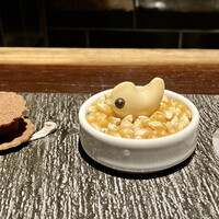 YAKITORI 燃 es - アミューズ
                ☆ いちごのメレンゲにフォアグラのテリーヌ
                ☆ スモークチキンのビスケット
                ☆ 七谷赤地鶏のブータンノワールとアマゾンカカオサブレ