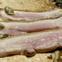 YAKITORI 燃 es - 姫っこ地鶏のもも肉
                一つ目はそのまま、二つ目からは蕗の薹のタプナードと一緒に。
                皮はパリッと、もも肉のジューシーさにやっぱりここに来て良かったとしみじみ感じます！
                脂と肉のバランスがとても良いです♪