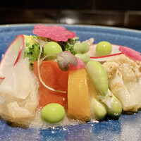 YAKITORI 燃 es - サラダ
                  手書きメモを用意して下さり感謝しています（笑）
                  新玉葱・ブロッコリー・カリフラワー・リンリントマト・パプリカ・人参・新じゃが・グリーピース・ラディッシュ・空豆
                  自家製ドレッシングがめちゃ旨い！