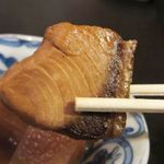 Shutei Ofuku - 醤油の味が染みた、身の厚いブリ