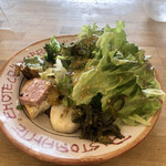 ピッツェリア・スクニッツォ・ダ・シゲオ - 特製サラダ：グリーンサラダ、玉ねぎ、バゲットとパテ、山芋