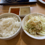 ブッチャー軒 - ランチセットのライス、サラダ
                                