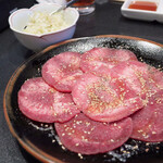 炭火焼肉あかしろ - 塩タン(ネギ別盛り) うん、これ最高に食べやすい！