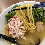 麺屋 大むら - 鶏白湯そば900円(税込)塩注文
      ねっとりスープには旨味が凝縮されていて滅茶苦茶美味しい★★★
      すべすべもっちりの中太ちぢれ麺との相性も抜群です！
      味変調味料のセンス良く柚子胡椒付いてるのが良♪