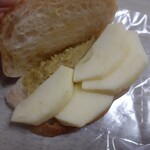 パンとお話 アップルの発音 - りんごとピスタチオクリーム中身