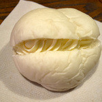 パン工房　Moomo - 「モーモのミルクパン」（130円）。練乳ベースのミルククリームだそうです。甘～くて・・・素敵。