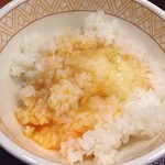 すき家 - んでもって、たまごを投入…。 朝はやっぱりたまごかけご飯ですな。東京都三鷹