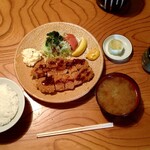 とんかつ かつせい - カツの量に対して、ご飯大盛りにすればよかった(T_T)