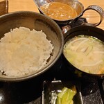 黒毛和牛専門 天の幸山の幸 - ランチのご飯と味噌汁おかわりできます。＆トッピングカレー250円✨お味噌汁は、もやしに椎茸、小松菜、油揚げなど8種ぐらい入って具だくさん。塩分うすくて美味しい！これだけおかわりされている方も♪