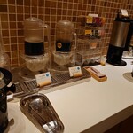 宮崎牛専門 天の幸山の幸 - ドリンクバーの一部。お冷にオレンジジュース、ウーロン茶にアイスコーヒーです。ほかホットコーヒーやティーパックの紅茶等もあります。