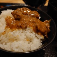 黒毛和牛専門 天の幸山の幸 淀屋橋店  - おかわりしたご飯にもカレー✨宮崎牛すじカレーとあって、お肉をゴロゴロ感じます♪