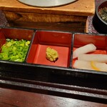 Kamatora - 焼さば釜飯の薬味と漬物