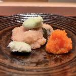 Guchokuni - 蛤とそら豆の揚げ物。うまー！と、人参の付け合せ、これが想像のはるか上を越えてうまー！