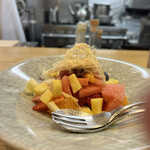 四谷 うえ村 - 最後もどか盛りデザート！サトウキビだっけかのふわふわの甘いやつが乗っててお上品な甘さ！写真に指入りがち笑