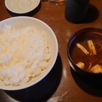 おおやまホルモン - ご飯大盛りとお味噌汁