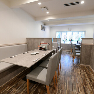 Specialty ③ Inside the store is based on white
