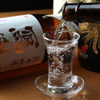 除了广岛县的当地酒和应季的高级日本酒以外，还准备了严选葡萄酒