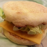 マクドナルド - そして何これ？初めて食べるマフィンだな。取り合えずこんにちわm(__)m