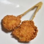 Agemono Senmon Ten Sakumaru - 鶏のチーズはさみ（１本１６２円・写真は２本３２４円）２０２２年４月