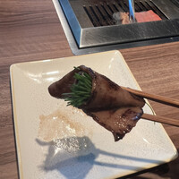 焼肉うしごろ 新宿三丁目店 - 黒タン先　薄切り　ネギで巻いて
