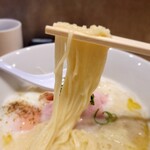 らーめんMAIKAGURA - 麺リフト　白トリュフオイル香る鶏白湯麺