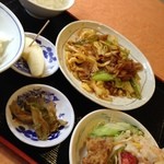 中国料理 揚州飯店 - 日替わり定食750円

今日は回鍋肉＆唐揚げ。

手作りザーサイと、リンゴが嬉しい。