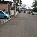元祖 むらさき - 裏口前道路からの