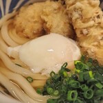 麺匠 釜善 - とりちくわ天うどん（ひやあつ）（小）（小盛以下は温泉卵サービス）（アップ）