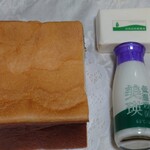 セントル ザ・ベーカリー - 友人と角パンを半分こ、美瑛バター、美瑛牛乳