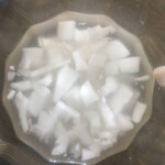 楽楽生鮮 - ココナッツジュースに刻んだのを入れる