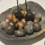 ラ・ヴァガボンド - 枝豆を詰めた込んだイカスミ入りベニエと三河湾のアカシャエビ