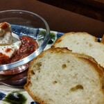 かね田食堂 - クリームチーズと酒盗(パン付き)