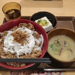 すき家 - クリーミーオニサラ牛丼(メガ)+冷やっこセット(あさり汁変更)