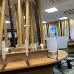 名代 富士そば - 店内は竹などが配置され落ち着ける雰囲気