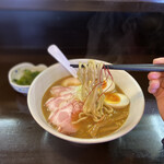 らーめん奏 - 煮干しラーメン 麺持ち上げ