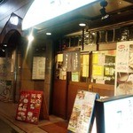 でめきん - 店内は焼き台付きのテーブル席です