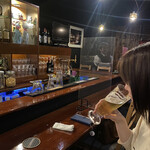 バー オールド タイムス  - シャンディガフを飲む美女