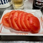 太田ホルモン - 冷やしトマトはホルモン焼きのタレに漬け完食しました。