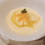 アカーチェ - 新玉葱と金美人参のポタージュ