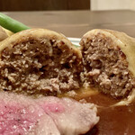 ラグーン - 国産牛ローストビーフ&チーズハンバーグ
ハンバーグをカットしてみました。
肉汁が溢れる様なハンバーグではなく、食べると口の中で肉汁が拡がるスタイル、しっかりと作り込まれたハンバーグは美味しいです。