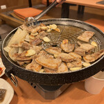 韓国家庭料理 愛 - サムギョプサル（豚三段バラ）