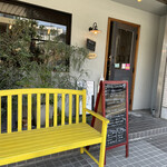 REMPRIRE - 黄色のベンチが目印！