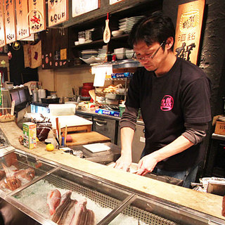 カウンターも◎！漁師小屋風の活気ある店内！