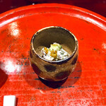 草喰 なかひがし - ✽ 蕗の薹の白和え(器が蕗の薹の形をしている)椎茸と蒟蒻を入れて…椎茸は土、蒟蒻は氷、豆腐は残雪を、蕗の薹は芽吹きを表現。雪解けと共に蕗の薹が花を咲かせる。花は素揚げにしていて混ぜて春を丸ごと頂く。